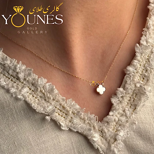 گردنبند طلا ونکلیف سنگی سفید